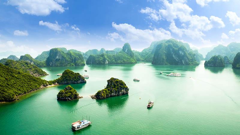 Panorama over Halong bay med klipper og bde